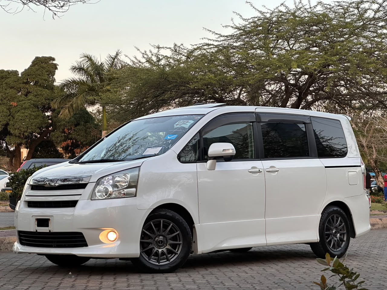 TOYOTA NOAH thumbnail 3